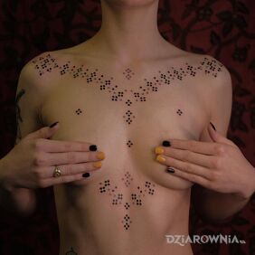Tatuaż Ładnie przyozdobiony front na brzuchu motyw: ornamenty styl: minimalistyczne