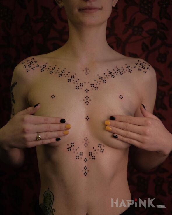 Tattoo Ładnie przyozdobiony front in ornaments motif and minimalistic style on the stomach