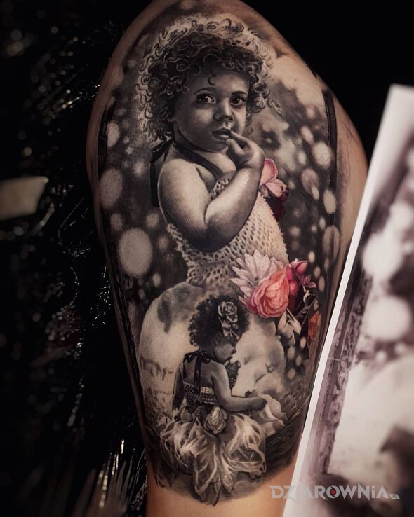 Tatuaż mała dziewczynka w motywie czarno-szare i stylu realistyczne na ramieniu