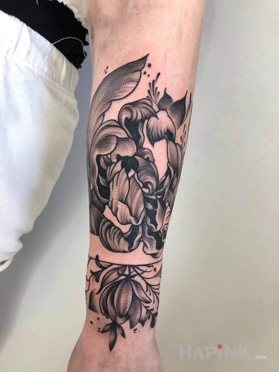 Tattoo Kwiat in flowers motif and graphic / illustrative style on the forearm