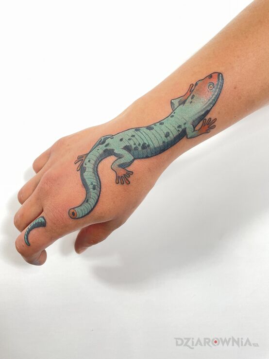 Tatuaż jaszczurka w motywie zwierzęta i stylu neotradycyjne na dłoni