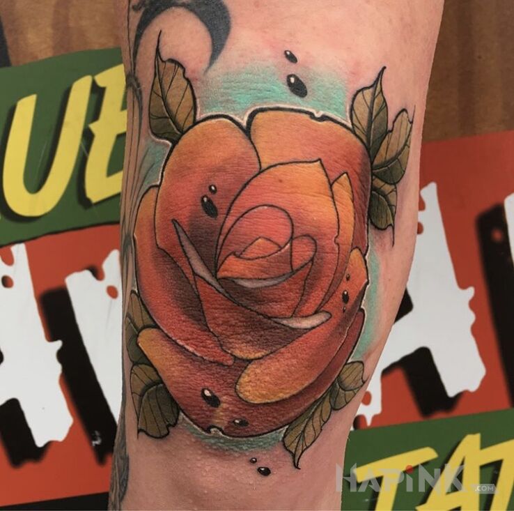 Tattoo Róża in flowers motif and neo-traditional style on the knee