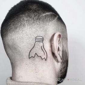 Tatuaż Żarówka za uchem motyw: czarno-szare styl: handpoke
