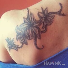 Tattoo Delicate on the shoulder blades motif: flowers