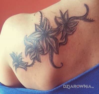 Tatuaż delikatny w motywie kwiaty na łopatkach