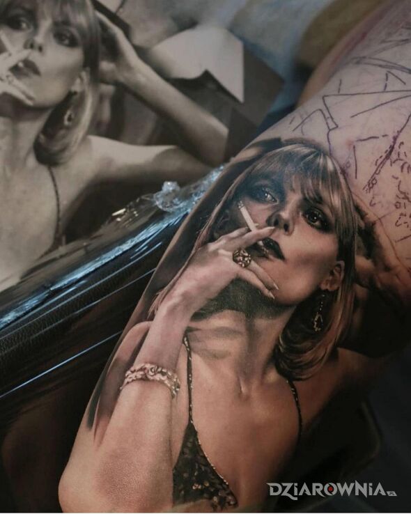 Tatuaż michelle pfeiffer z papierosem w motywie czarno-szare i stylu realistyczne na ramieniu