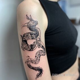 Tatuaż Smok z motywem kwiat na ręce motyw: smoki styl: graficzne / ilustracyjne