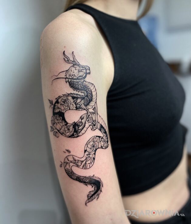 Tatuaż smok z motywem kwiat w motywie zwierzęta i stylu szkic na żebrach