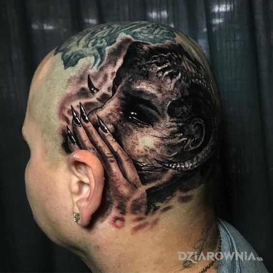 Tatuaż szeptająca diablica w motywie demony i stylu realistyczne na głowie