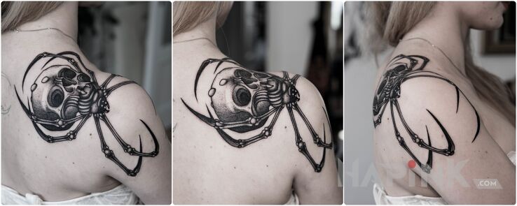 Tattoo Czaszka / Pająk in dark motif and graphic / illustrative style on the shoulder