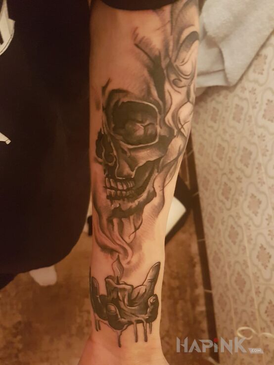 Tattoo Początek przedramienia in skulls motif on the forearm