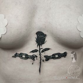 Tatuaż Broken chain pod piersiami (underboob) motyw: przedmioty styl: blackwork / blackout