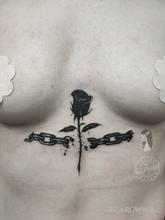 Tatuaż broken chain w motywie kwiaty i stylu kontury / linework na piersiach