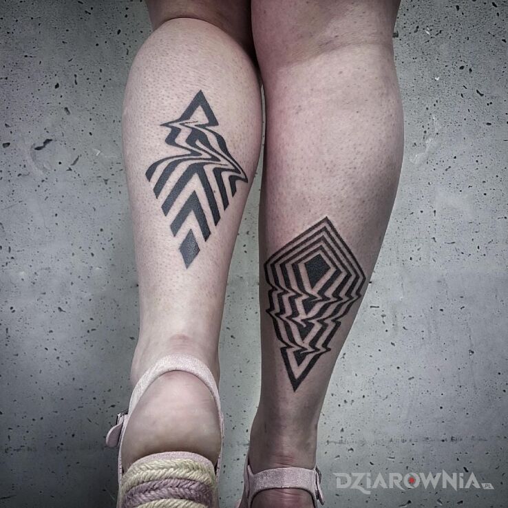 Tatuaż płynąca geometria od szymona w motywie mroczne i stylu geometryczne na łydce
