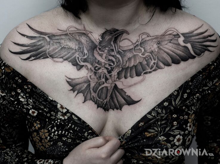 Tatuaż kruk na klatce piersiowej w motywie florystyczne i stylu dotwork na klatce