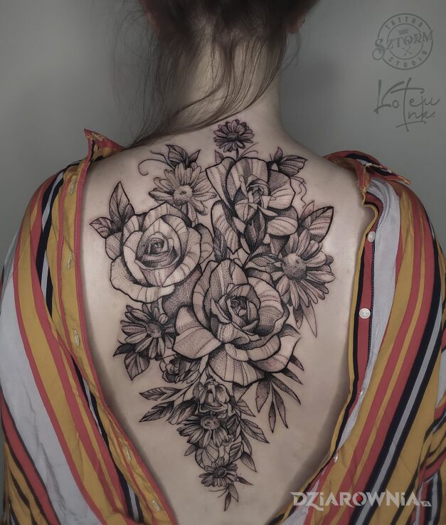 Tatuaż kompozycja kwiatowa od olikoteu w motywie anatomiczne i stylu dotwork na plecach
