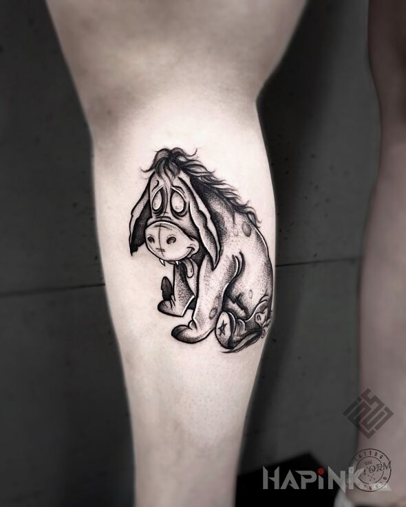 Tattoo Kłapouchy w mrocznej wersji od Sillou in black and gray motif and graphic / illustrative style on the calf