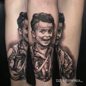Tatuaż Portretowy na ręce motyw: czarno-szare styl: realistyczne