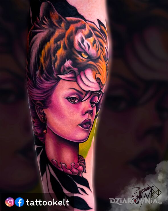 Tatuaż kobieta z tygrysem w motywie kolorowe i stylu realistyczne na przedramieniu
