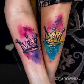 Tatuaż Korona / Korony na przedramieniu motyw: przedmioty styl: graficzne / ilustracyjne