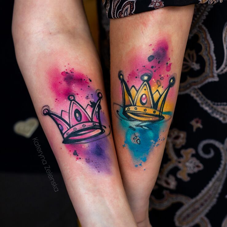 Tatuaż korona  korony w motywie seksowne i stylu graficzne / ilustracyjne na przedramieniu
