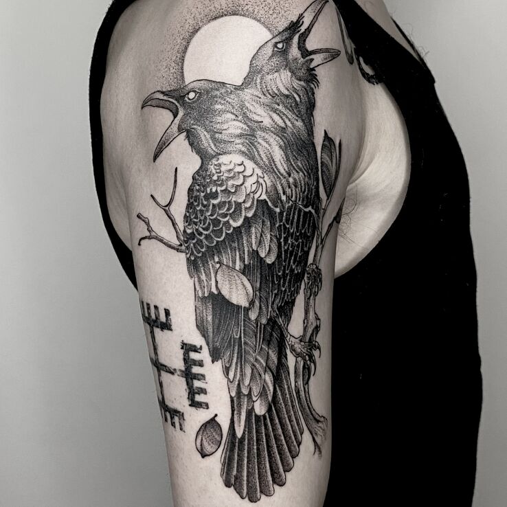 Tatuaż dwugłowy kruk w motywie czarno-szare i stylu dotwork na ramieniu