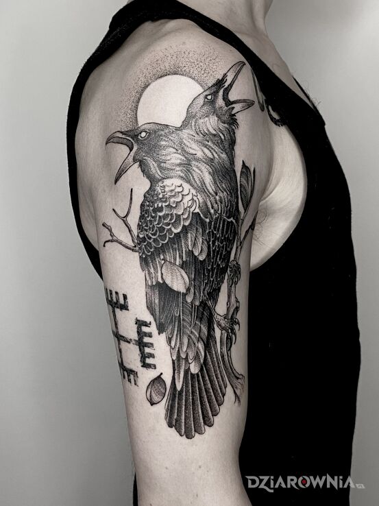 Tatuaż dwugłowy kruk w motywie czarno-szare i stylu dotwork na ramieniu