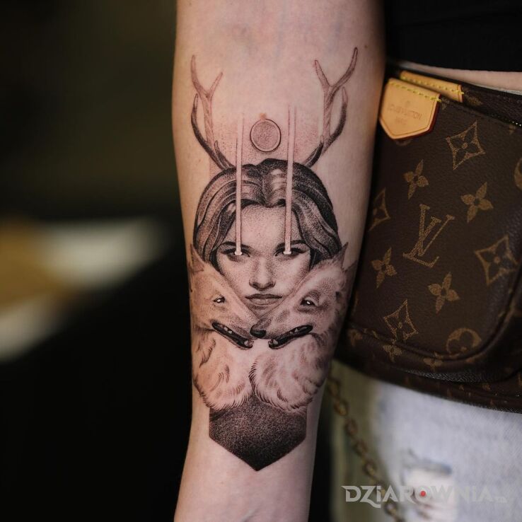 Tatuaż dziewka z lasu w motywie czarno-szare i stylu realistyczne na przedramieniu