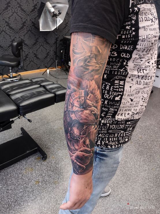 Tatuaż lew w motywie przedmioty i stylu realistyczne na ramieniu
