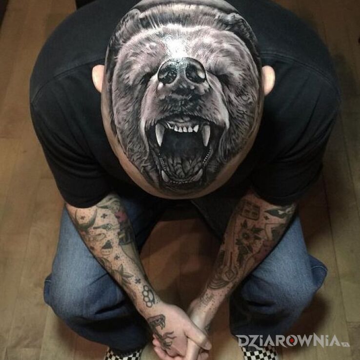 Tatuaż Niedźwiedź w amoku w motywie czarno-szare i stylu realistyczne na głowie