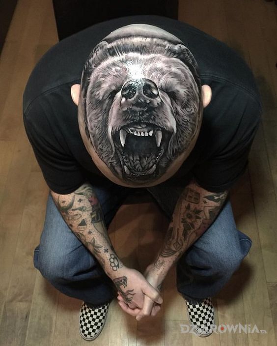 Tatuaż niedźwiedź w amoku w motywie czarno-szare i stylu realistyczne na głowie