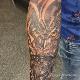 Tatuaż Sowa , czaszka na przedramieniu motyw: zwierzęta styl: realistyczne