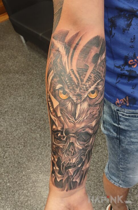 Tattoo Sowa , czaszka in black and gray motif and realistic style on the forearm