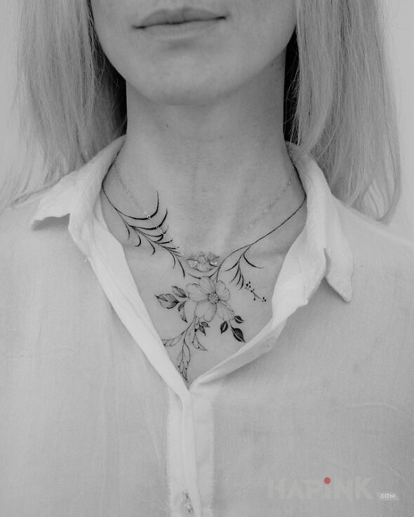 Tattoo Kwiatowy naszyjnik in black and gray motif and realistic style on the neck
