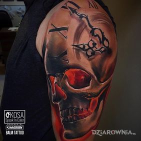 Tatuaż Czacha i zegar by KOSA! na ramieniu motyw: przedmioty