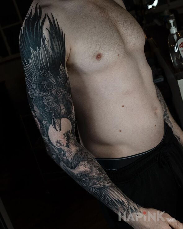 Tattoo Walka kruka z wilkiem in black and gray motif and graphic / illustrative style on the upper arm