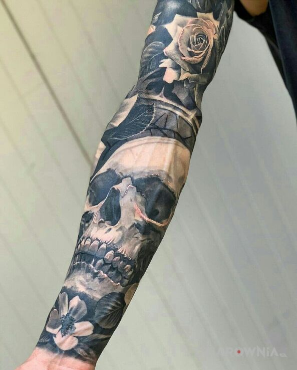 Tatuaż czacha ułożona w kwiatach w motywie czaszki i stylu realistyczne na ręce