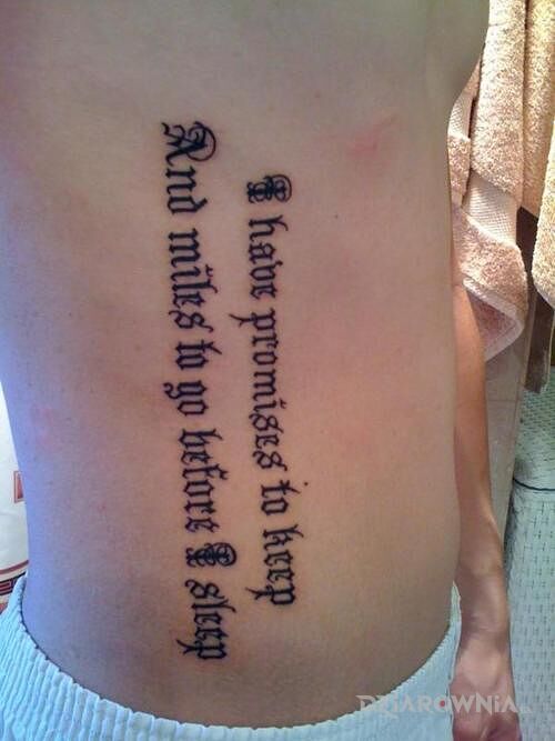 Tatuaż obietnice do dotrzymania w motywie napisy i stylu kaligrafia na żebrach