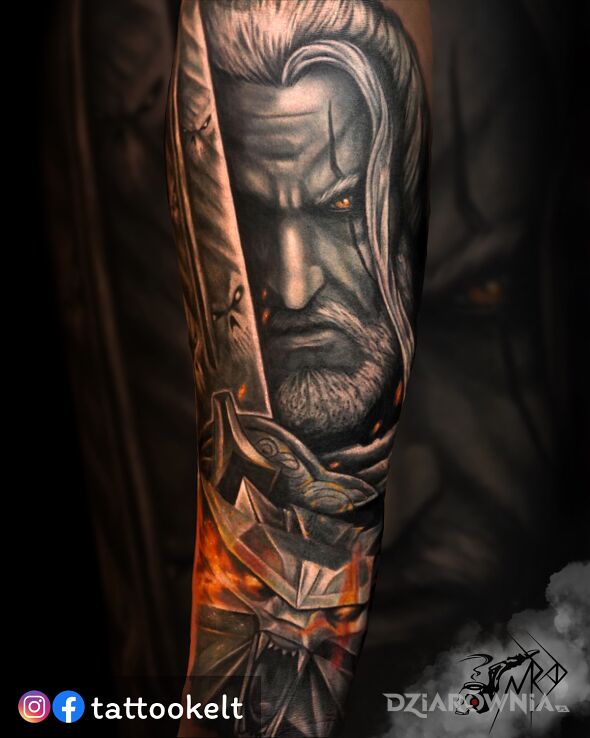 Tatuaż wiedźmin geralt w motywie przedmioty i stylu kreskówkowe / komiksowe na ramieniu