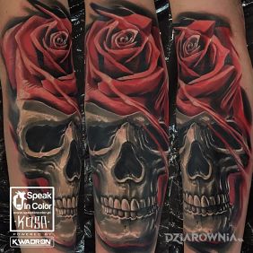Tatuaż Skull and rose tattoo by KOSA na łydce motyw: kwiaty