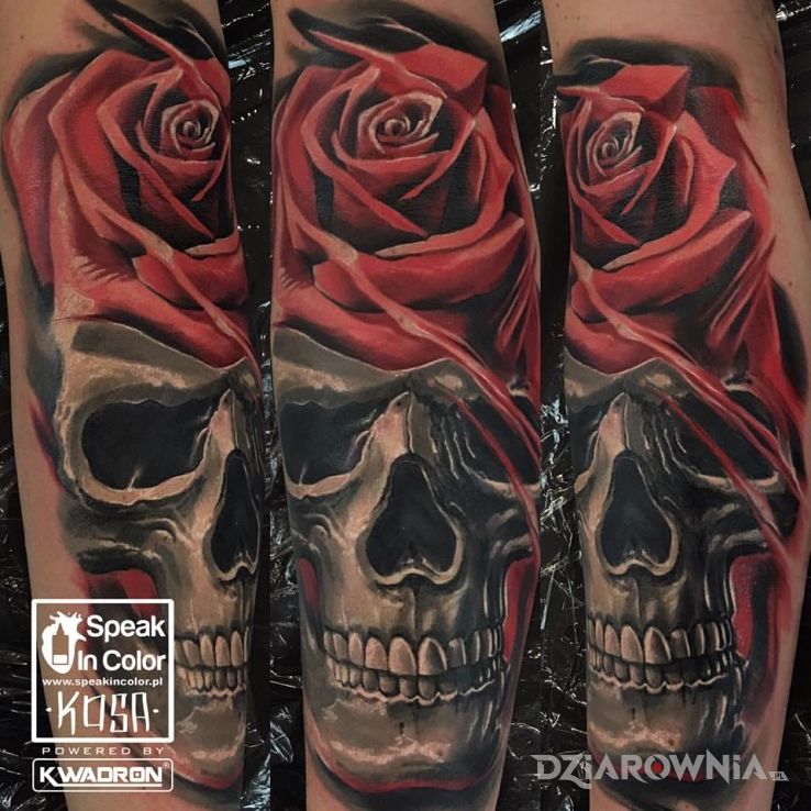 Tatuaż skull and rose tattoo by kosa w motywie kwiaty na przedramieniu
