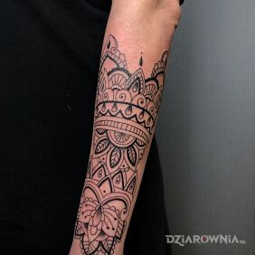 Tatuaż Mandala na ręce na przedramieniu motyw: pozostałe styl: kontury / linework