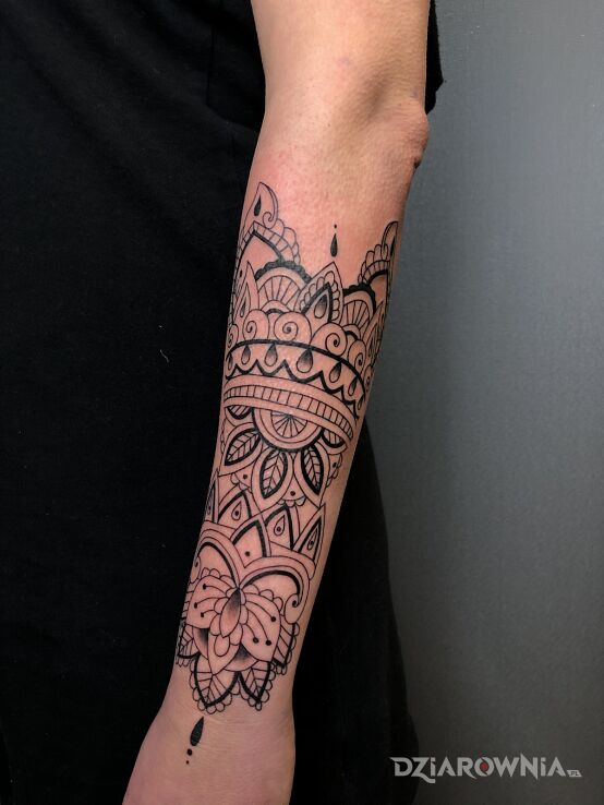 Tatuaż mandala na ręce w motywie pozostałe i stylu geometryczne na ramieniu