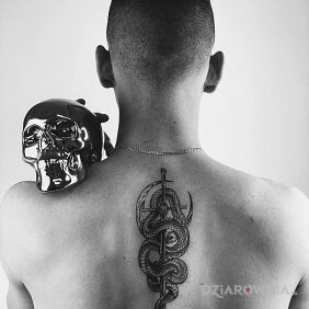 Tatuaż Snake&Sword na plecach motyw: czarno-szare styl: graficzne / ilustracyjne