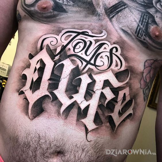 Tatuaż ciesz się życiem w motywie czarno-szare i stylu kaligrafia na brzuchu