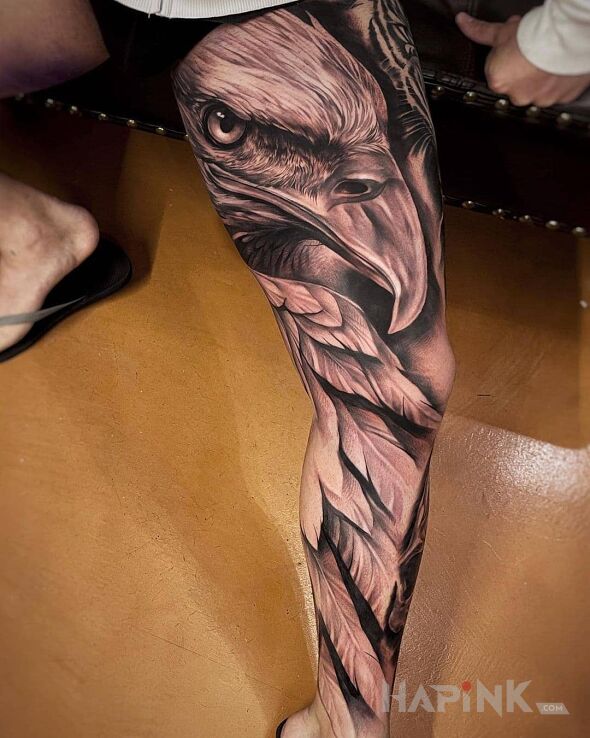 Tattoo Wielki dziób in animals motif and realistic style on the knee