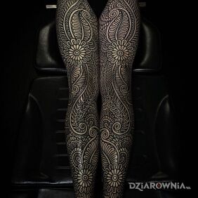 Tatuaż Dwie identycznie wytatuowane nogi na kolanie motyw: czarno-szare styl: kontury / linework