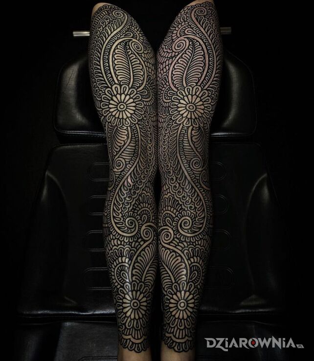 Tatuaż dwie identycznie wytatuowane nogi w motywie kwiaty i stylu kontury / linework na piszczeli