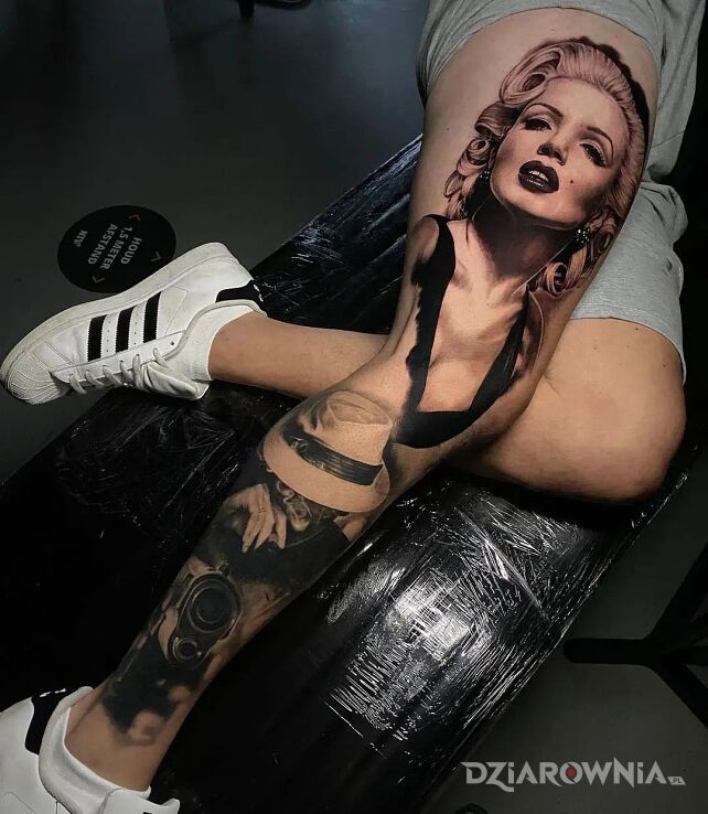 Tatuaż ikona popkultury w motywie czarno-szare i stylu realistyczne na udzie