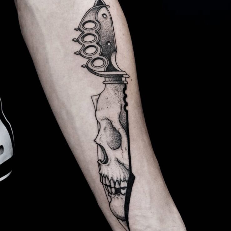 Tatuaż nóż  czaszka  kastet w motywie czaszki i stylu graficzne / ilustracyjne na ręce
